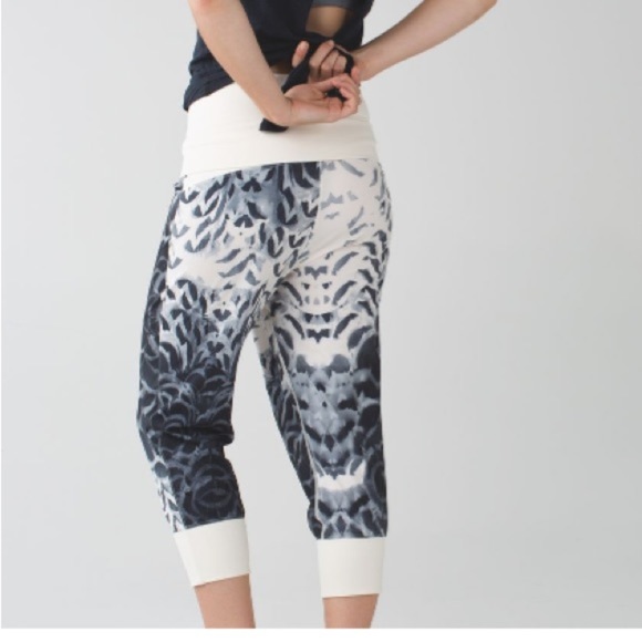 Lululemon Dance To Yoga Pant
Pretty Plume Angel Wing Black / Angel Wing size 4​ - Picture 2 of 15